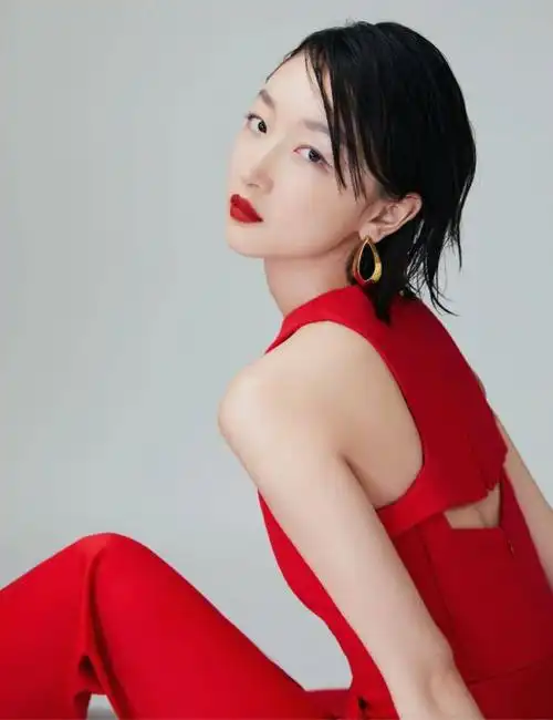 周冬雨平板身材也性感穿连体裤还挖两个洞红唇湿发太魅惑