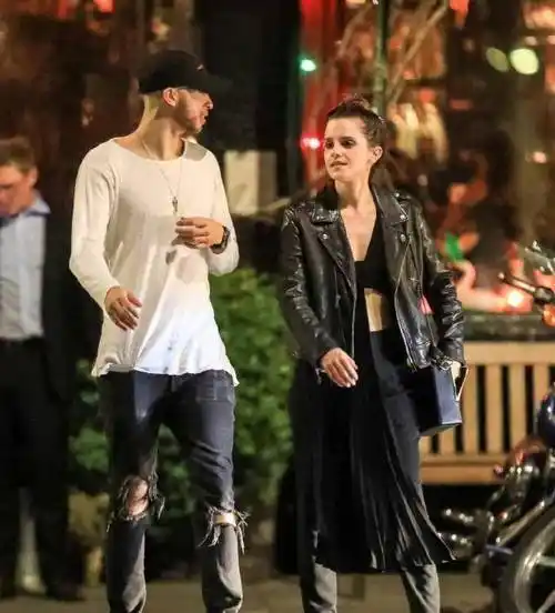 原创曾拒绝王子的艾玛又传新恋情一身短上衣配萝卜裤露腰造型太吸睛