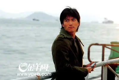 为新片纵身车流 谢霆锋搏命赚"奶粉钱"