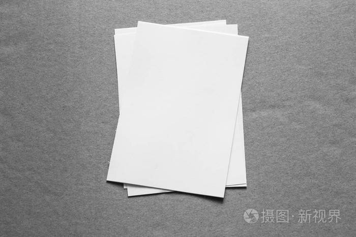 空白肖像 a4.小册子杂志被隔绝在灰色, 多变的背景或白色纸被隔绝在黑