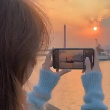 女生伸出手唯美的图片