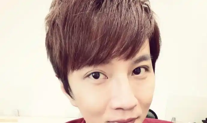 张柏芝现任老公何孟怀张柏芝与何孟怀结婚为他秘密生下三胎