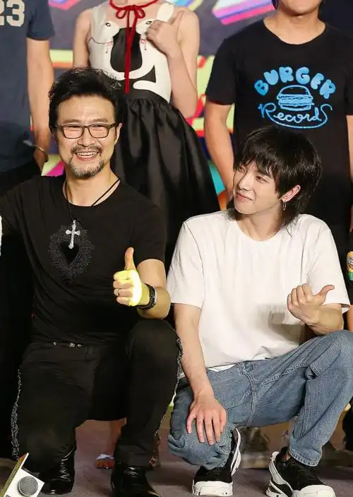 汪峰单膝跪地摆"求婚pose" 华晨宇瘦成猴儿一脸憔悴粉丝不敢认!