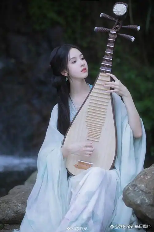 古装剧最强女配角横店白月光陈都灵古风美照,绿衫精灵又美又仙!