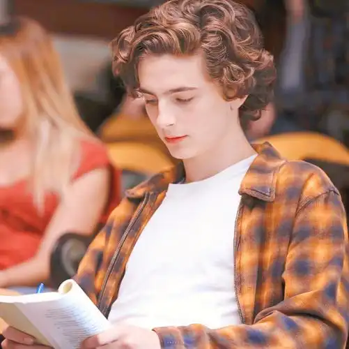 甜茶(提莫西·查拉梅)眼睛里有星星的男孩子