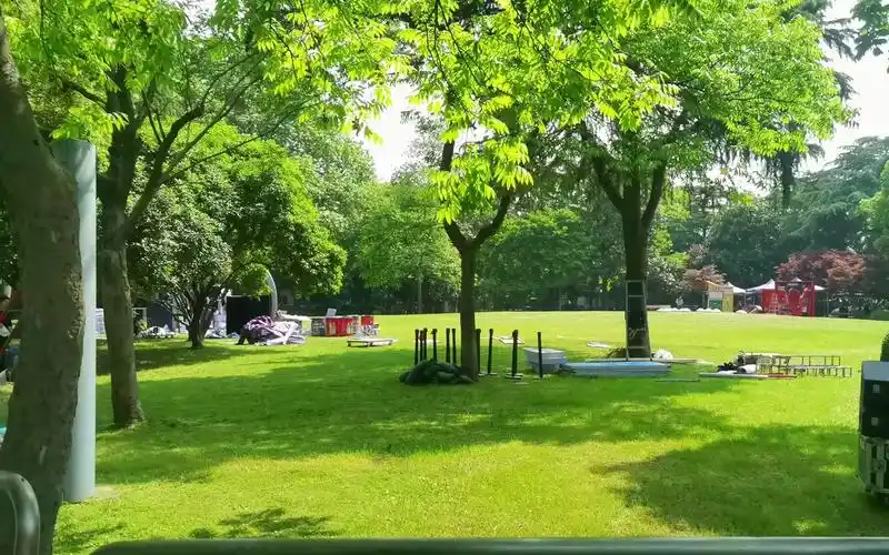 西湖天地大草坪 问水亭