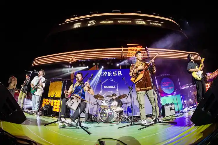 而在本次盛典现场"奇趣音乐会"不仅邀请知名乐队,还有摇摆舞派对,当即