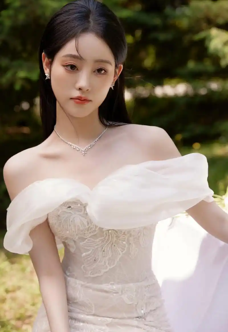 祝绪丹# 一袭抹胸刺绣白色连衣裙,貌美如花的脸蛋儿,眸中带笑,婀娜