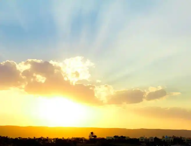 在爱荷华州云层上灿烂的橙色日出-在凉爽的春天早晨有明亮的黄色太阳