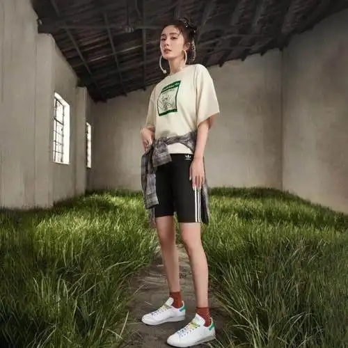 杨幂最新一身adidas又要变爆款t恤配紧身裤秀性感最美代言图