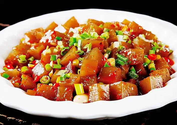 十:炒凉粉凉粉是用豆类,米类或者山芋的淀粉,加上水稀释成糊状,煮熟后