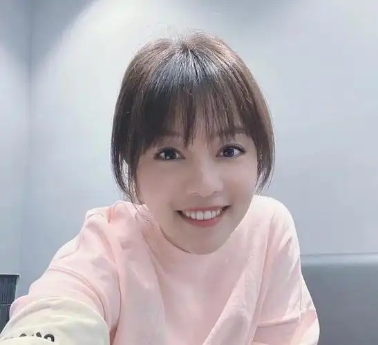 周渝民为妻子过35周岁大寿,6岁的小女孩照了一张甜美的照片