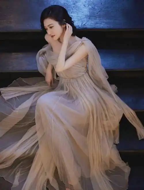 景甜穿淡粉闪钻纱裙好优雅 仿佛城堡里的甜美公主_魅力_光芒_钻石