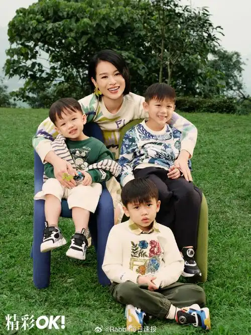 胡杏儿三子首度同框贺新春#,画面十分美好,恭喜胡杏儿三胎愿望梦想