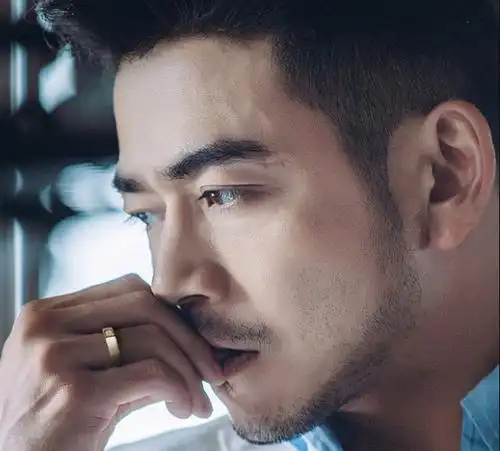 小包总杨烁油腻造型被群嘲,年轻照曝光,网友:鬼知道经历了什么