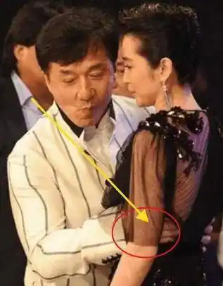 原创有种尴尬叫成龙被抓拍照看过8张照片选选哪张更尴尬