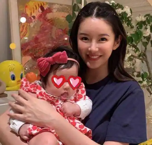 张子萱本人也和外界传闻中的不太一样,既能为了陈赫退出演艺圈结婚生