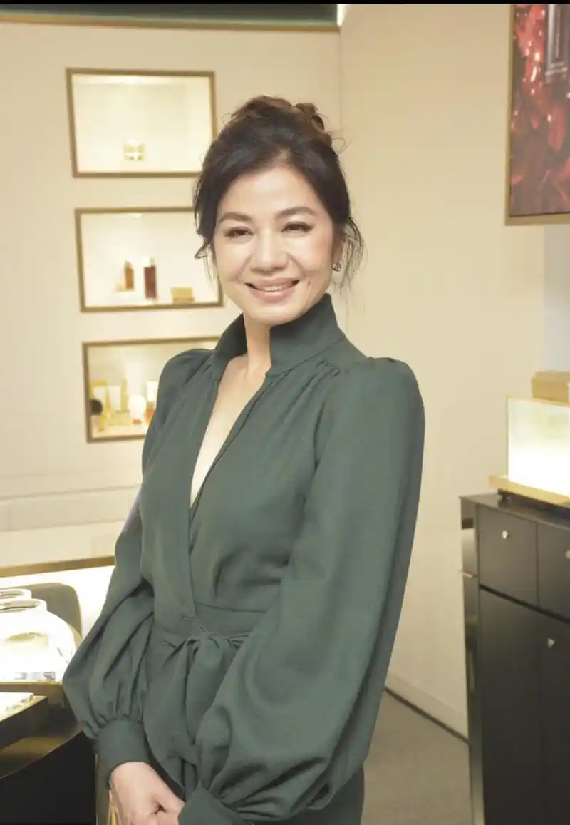 原创60岁的钟楚红真是不老女神穿衬衫连衣裙高贵典雅减龄又洋气