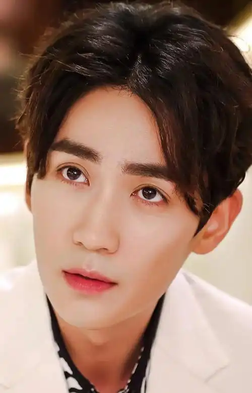 影视明星朱一龙写真合集:温润如玉,绅士暖男!