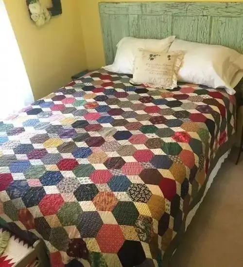 旧衣服做的拼布毯子和包包比商场买的还好看