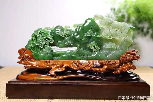 和田玉碧玉山水摆件,雕刻一副山水景象,远山隐隐,苍松屹立!