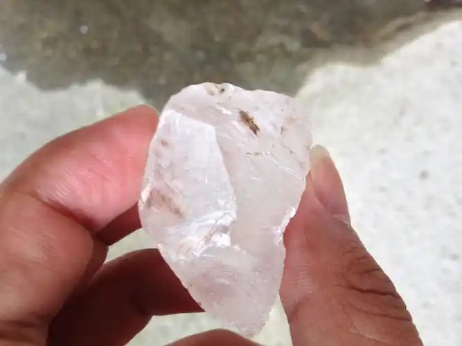 我在山上,捡到一块透明的石头,请大家帮我看看.