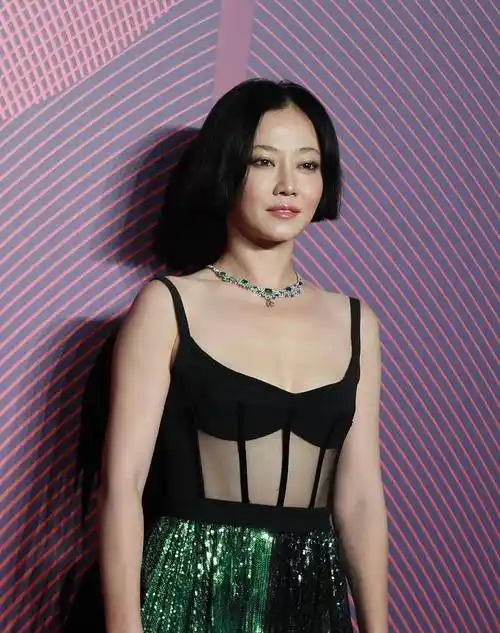 谭卓的美有种高级感,穿时髦吊带裙,优雅吸睛又气场满满_裙子_女明星