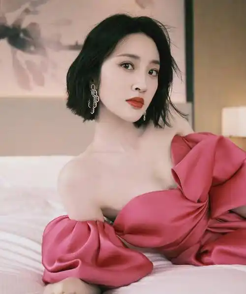 原创唐艺昕木马烫配粉裙举手投足间尽显优雅女人味时髦减龄又高级