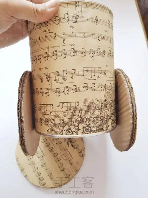 奶粉桶改造成一个桌摆花器