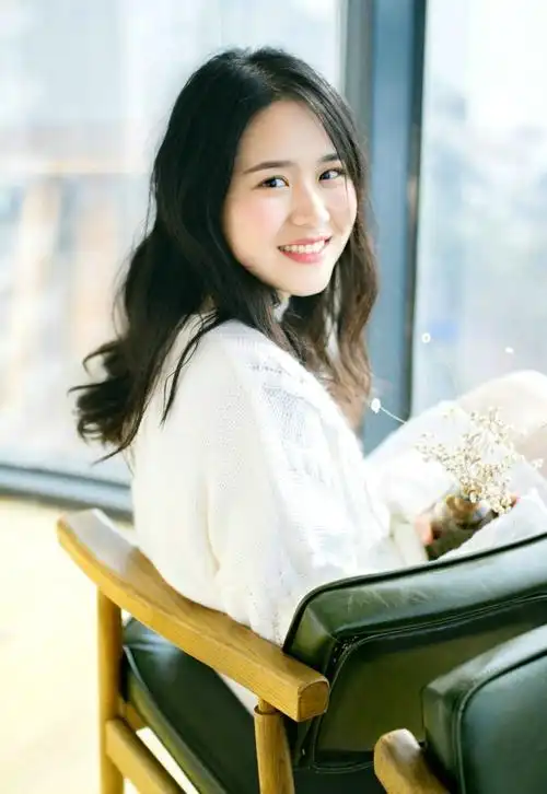 纯真美女白色毛衣温暖笑容清香四溢写真图片