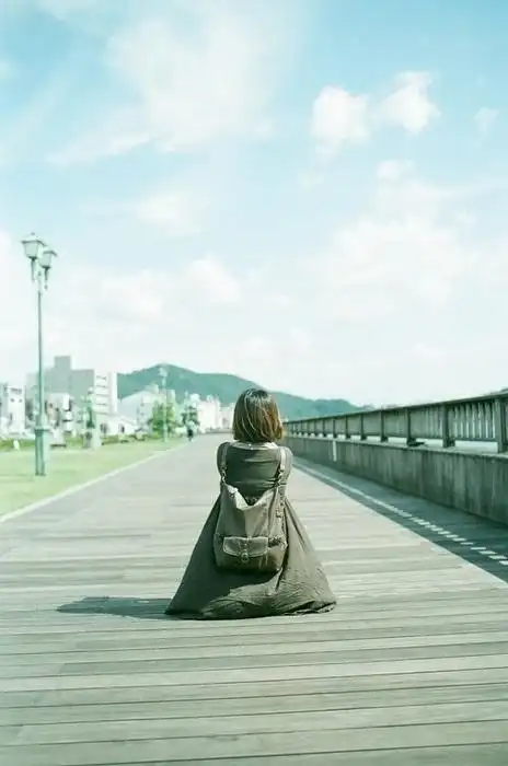 女孩孤独在路上行走的背影图片