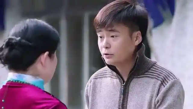 咱家:大嘴爬窗口偷听领导谈话,不料被领导的媳妇看到了,大嘴说了不该