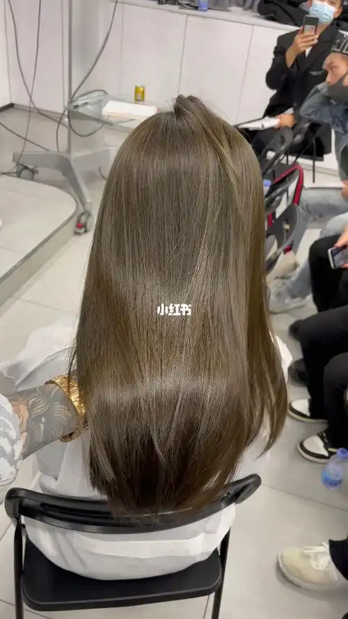 2021年谁染谁显白发色冷茶色质感发色