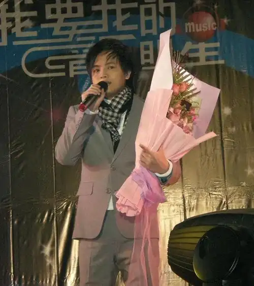 歌手郑源15岁开演唱会,19岁日赚万元,拒上春晚,却没人说耍大牌