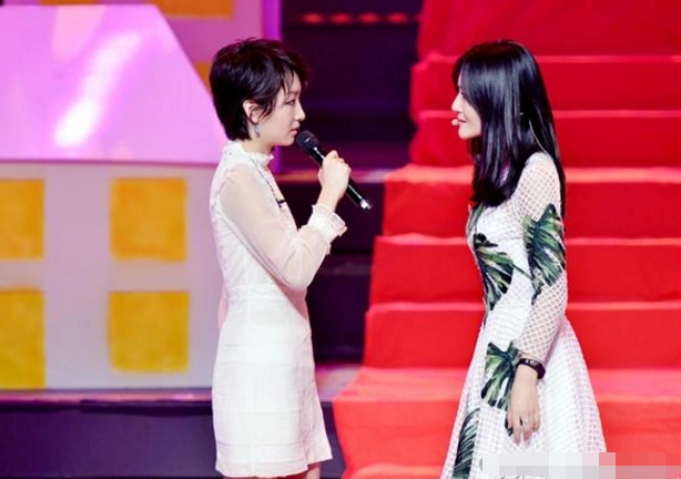 周冬雨对怒谢娜我胸比你大,谢娜一句话观众笑傻了,周冬雨打脸了