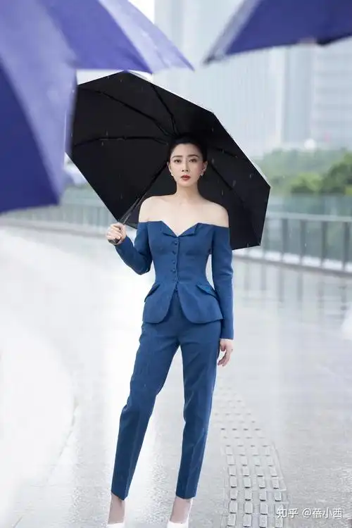 殷桃身材饱满任性穿一字肩上衣配吸烟裤这比例也太好了吧