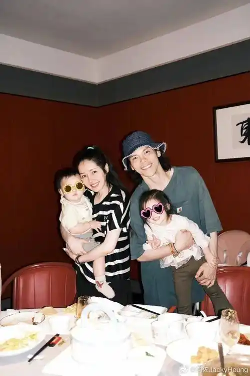 向佐晒全家福亲吻郭碧婷,女儿嘴巴引热议,嘴歪明显左右脸不对称