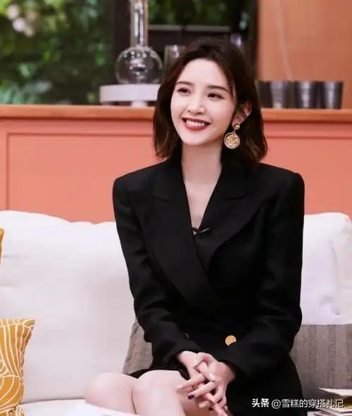 想要精致有女人味,就像唐艺昕一样将短发进行三七分,露出额头更显精致