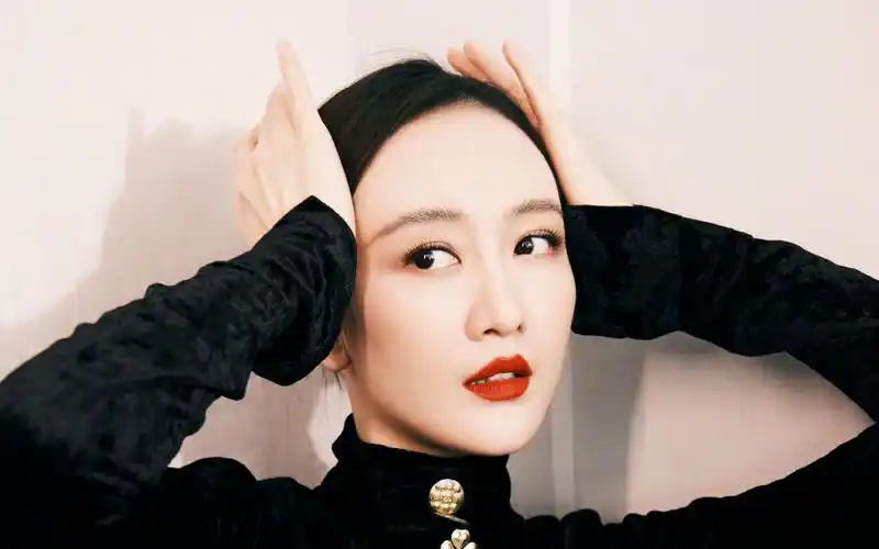 王鸥晒美照女王范十足 穿黑装红唇吸睛