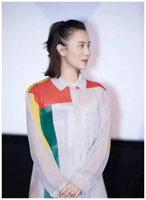 39岁宋佳剪掉十年长发,百变锁骨卷发搭配针织衫毛衣,高级又减龄_时尚