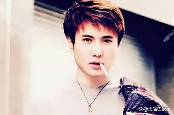 但回头看看他年轻时的照片,你根本想象不到年轻的他竟然如此帅气,简直