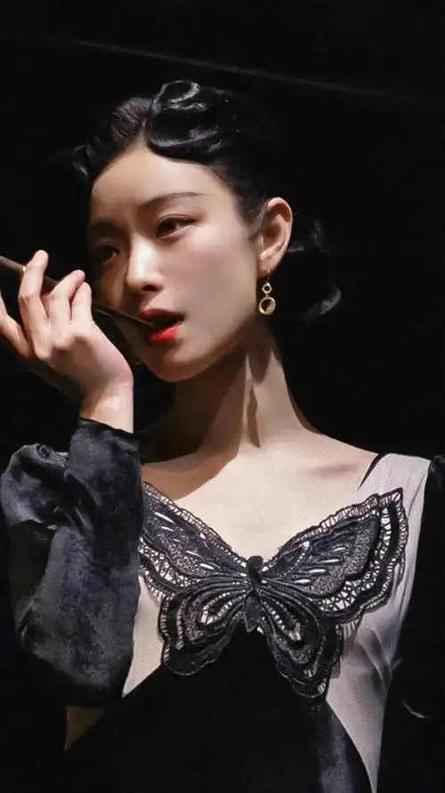 倪妮话剧《如梦之梦》造型合集,她的旗袍装真的百看不厌,复古盘发搭配