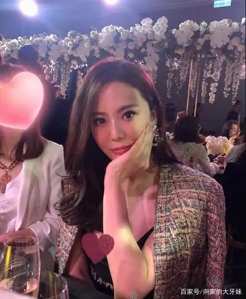 陶喆老婆江佩蓉路人照爆出,身材超好,网友:短裤也穿上了