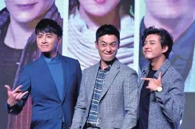 郑元畅,朱亚文,李佳航(左起)搞怪合影.京华时报记者王海欣摄.