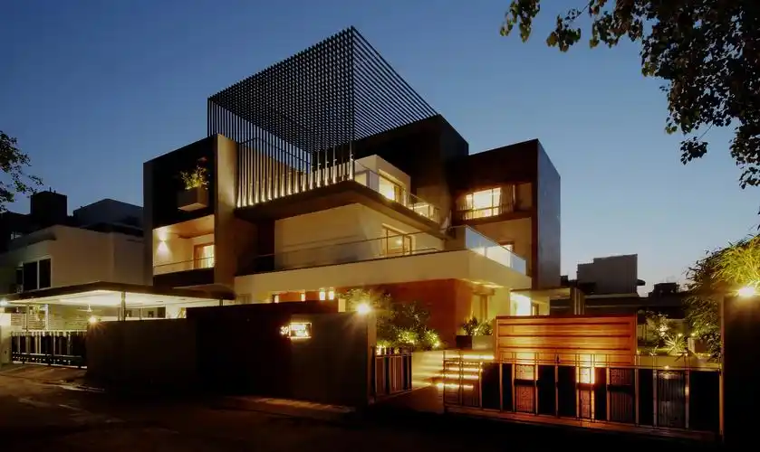 虚实相间体形错落的立方体住宅