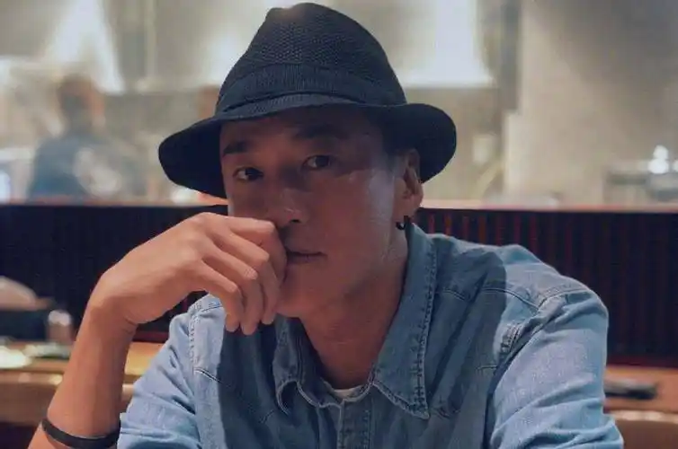 44岁何润东扛妻沙漠拍照,身材健硕出汗反光,结婚多年感情深厚_妻子