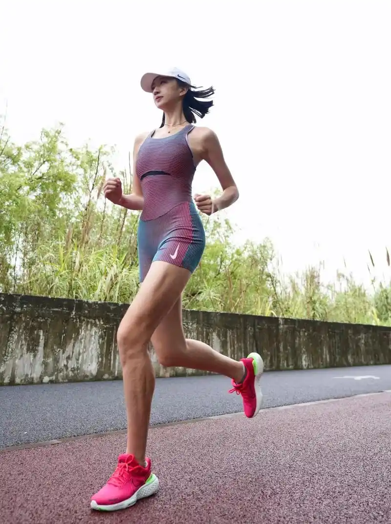 跑媛?给你看看跑步女生的腿和腰7515.咱就是纯纯跑出来的 - 抖音