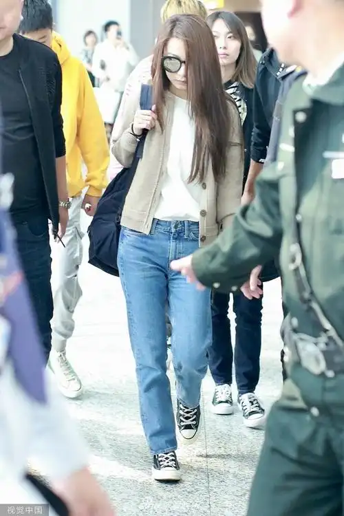 11月4日,田馥甄现身上海虹桥机场,她身穿灰色外套搭配牛仔裤,长发披肩