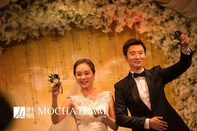 近期高梓淇和蔡琳在海边拍摄婚纱照时,新郎高梓淇随手在刚刚退去的