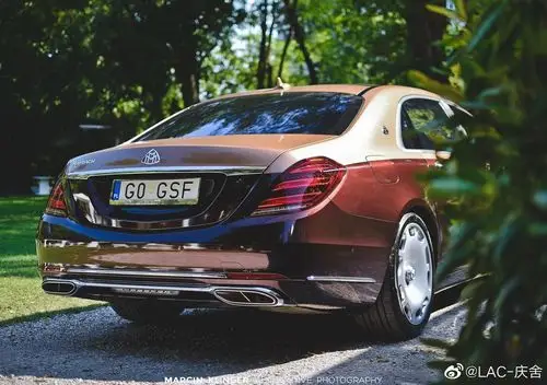 奔驰迈巴赫s560双拼色气场强大